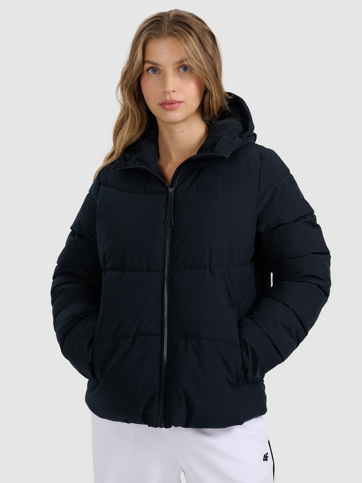 Moteriška striukė su sintetiniu pūkų kamšalu - juoda