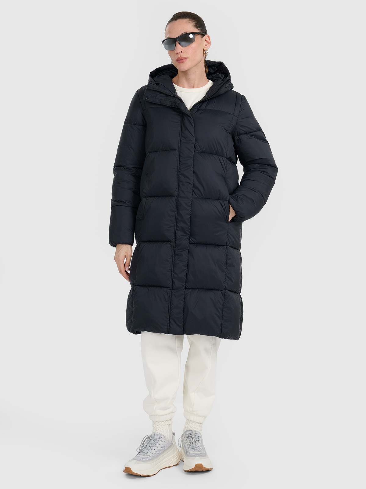 Moteriškas paltas su sintetiniu kamšalu - juodas