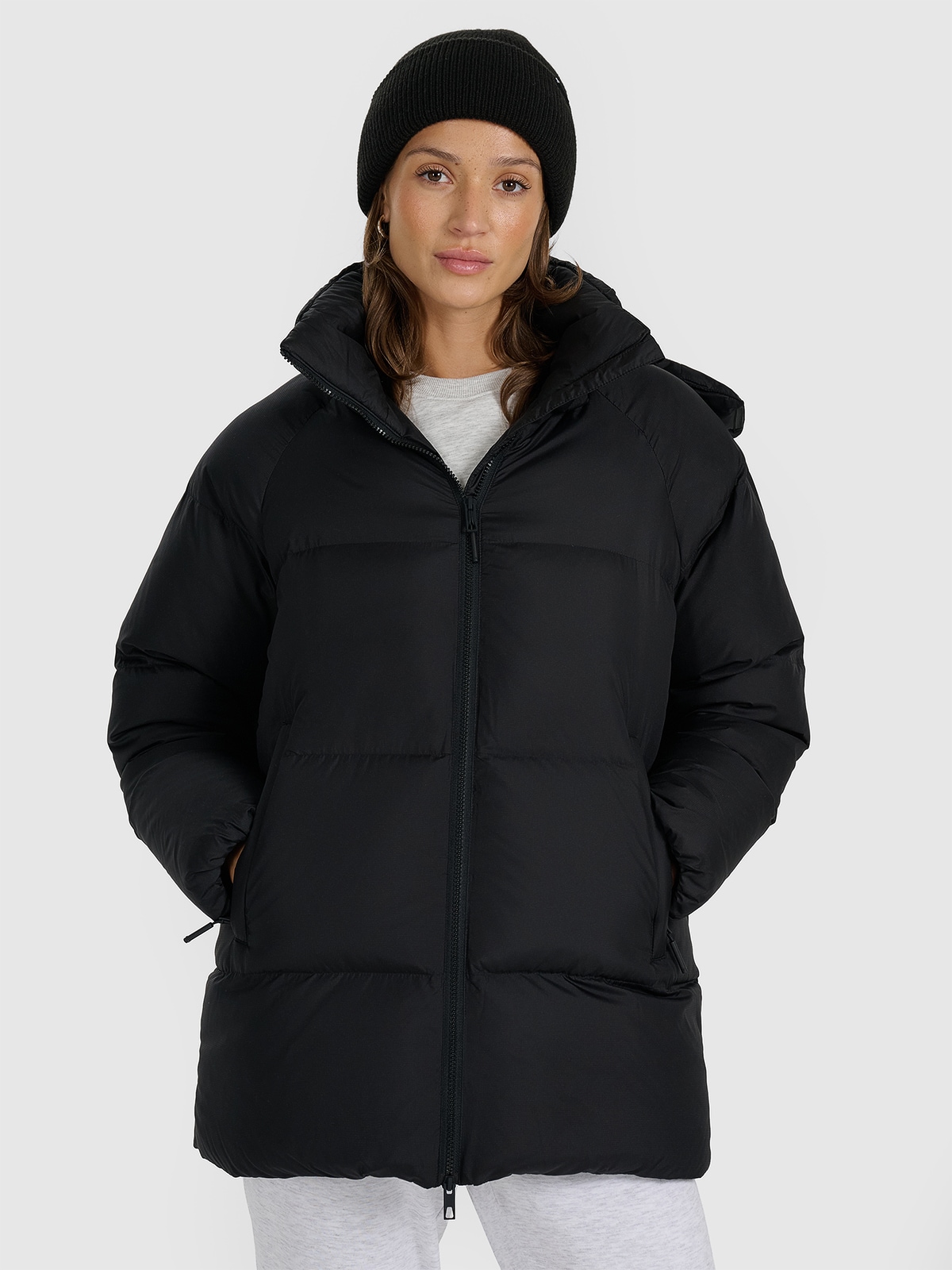 Moteriška striukė su natūralių pūkų kamšalu - juoda