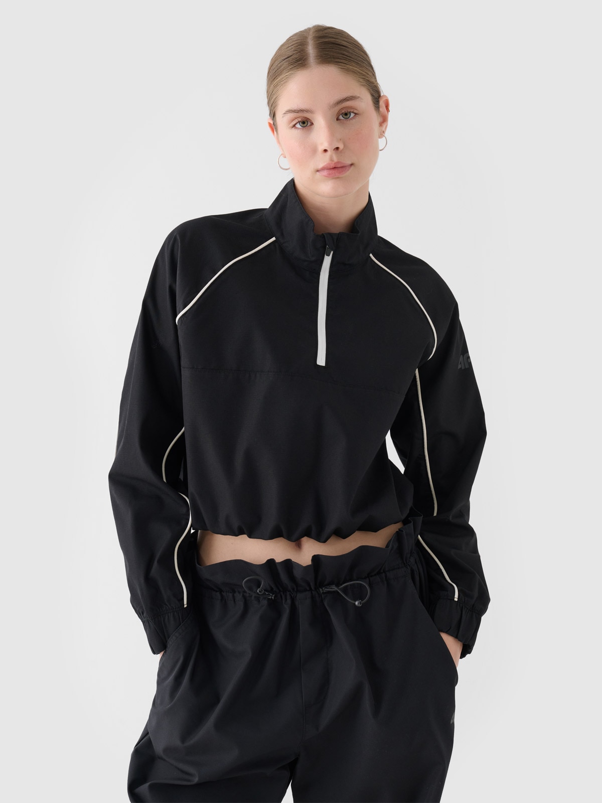 Moteriška cropped pereinamojo laikotarpio striukė su apykakle - juoda