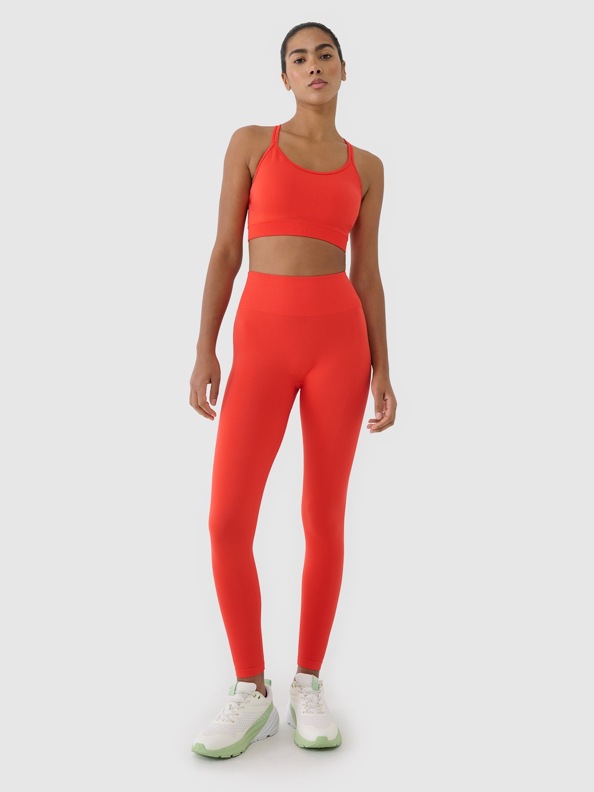 Moteriški besiūliai treniruočių šortai - raudoni