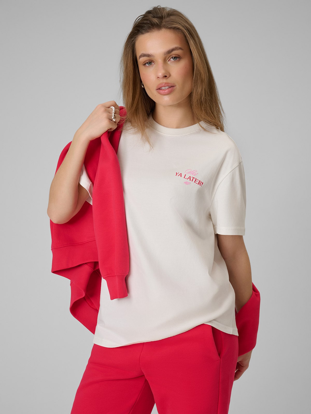 Moteriški T-shirt loose marškinėliai su spauda - smėlio spalvos