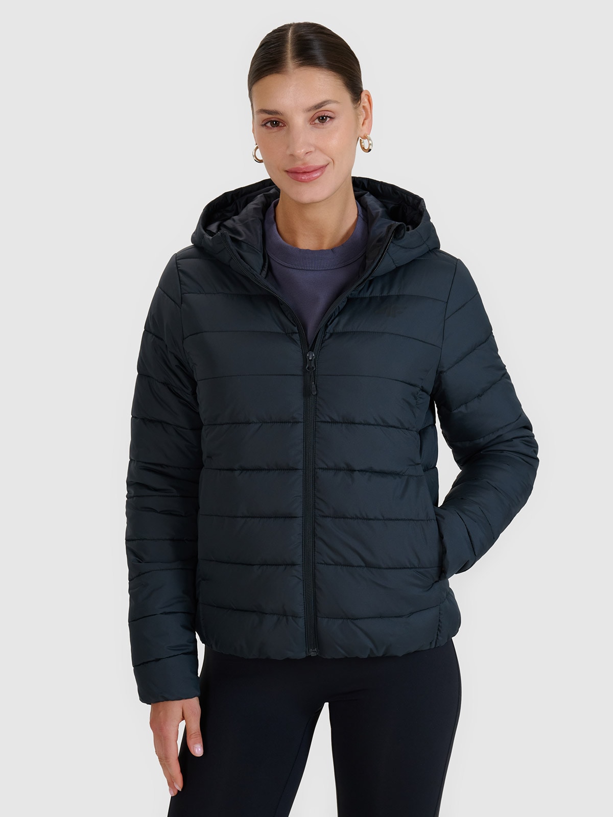 Moteriška striukė su sintetiniu pūkų kamšalu iš perdirbimo - juoda