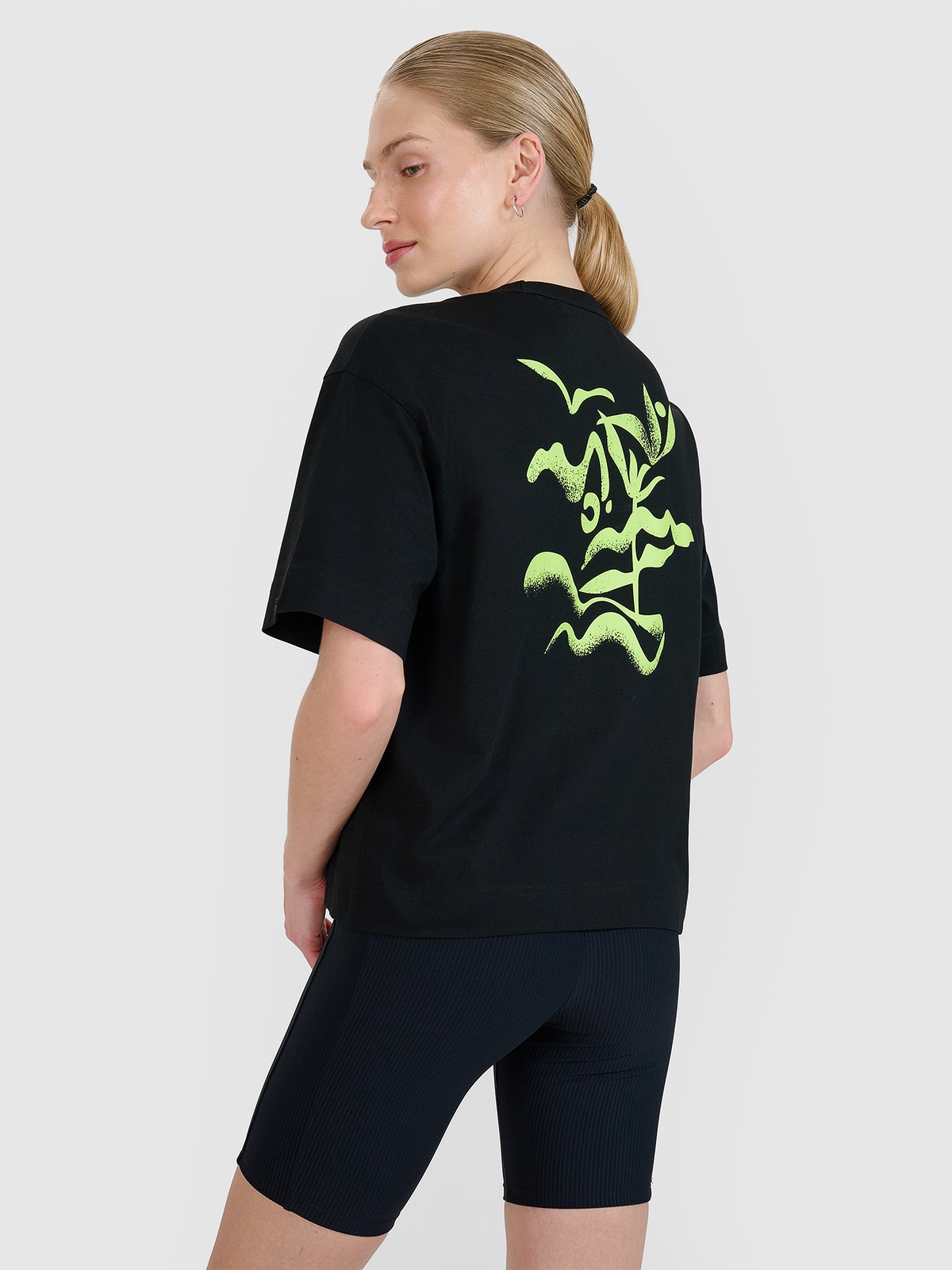 Moteriški T-shirt regular marškinėliai su grafika - juodi