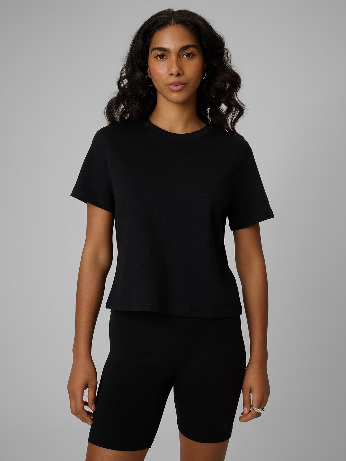 Moteriški T-shirt regular lygus marškinėliai - juodi