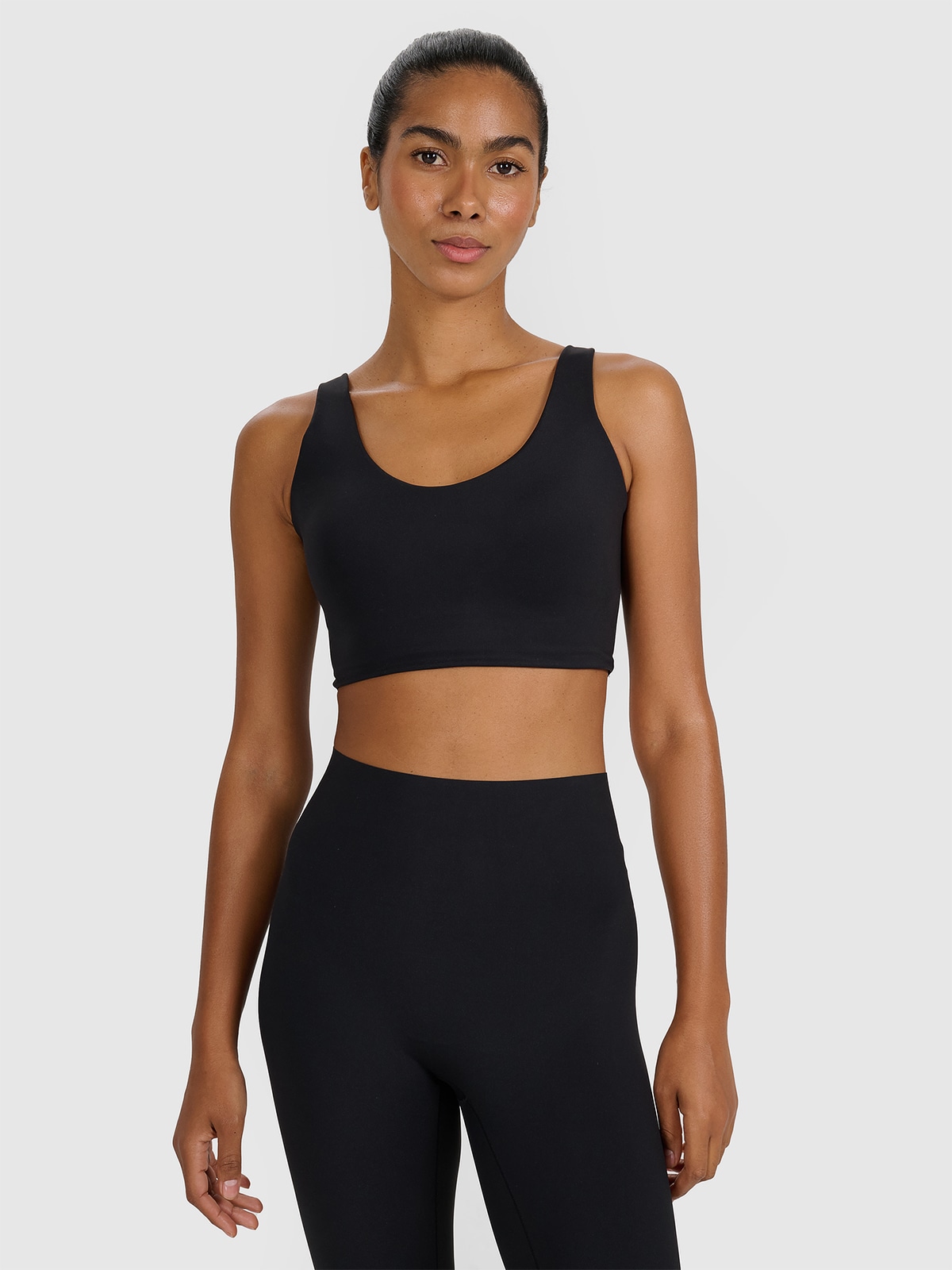 Treniruočių liemenėlė užtikrinanti vidutinę paramą - juoda