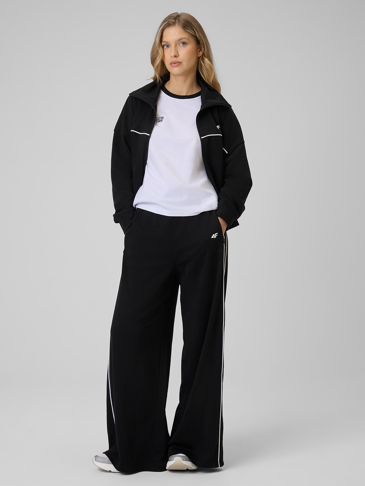 Moteriškos sportinės kelnės su plačiomis klešnėmis - juodos