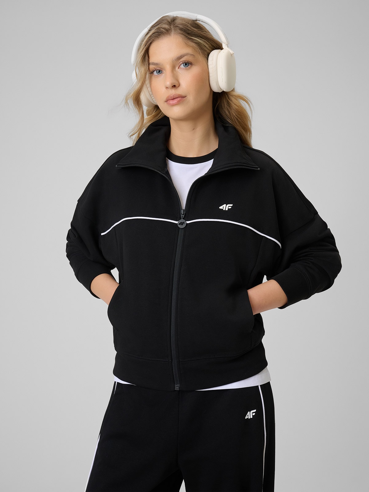 Moteriškas sportinis regular džemperis be gobtuvo - juodas