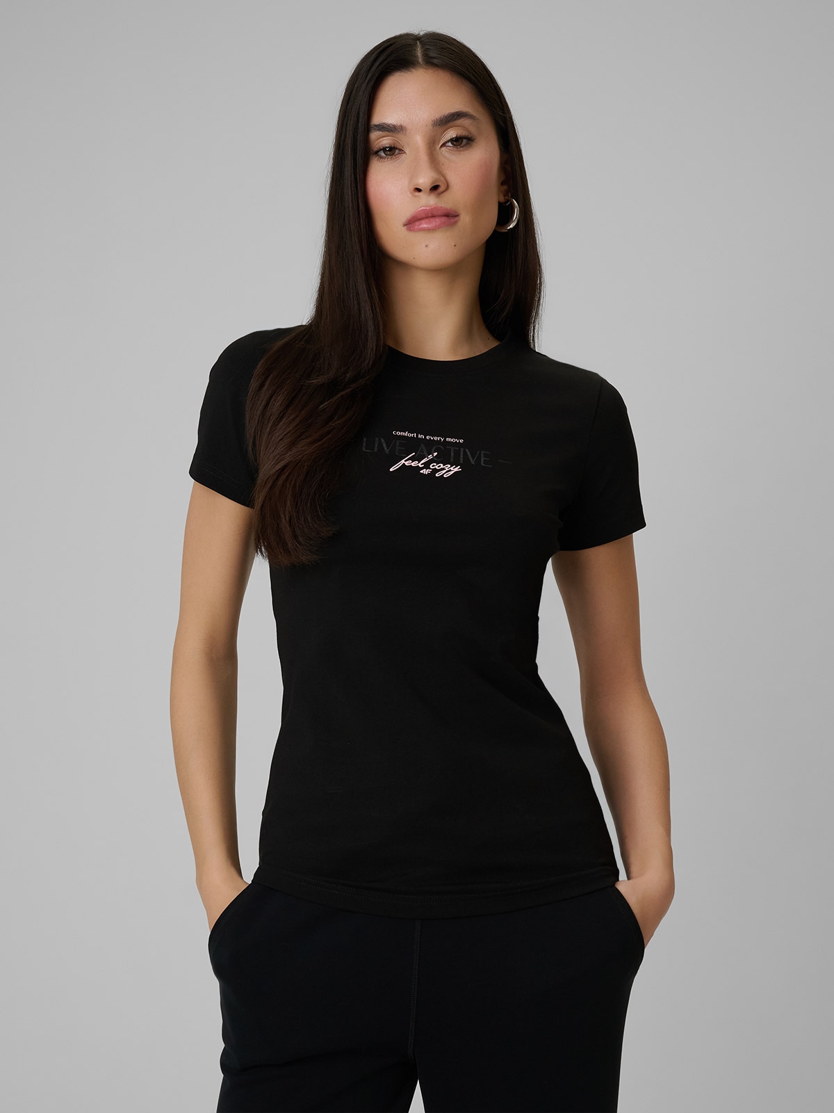 Moteriški T-shirt slim marškinėliai su spauda - juodi