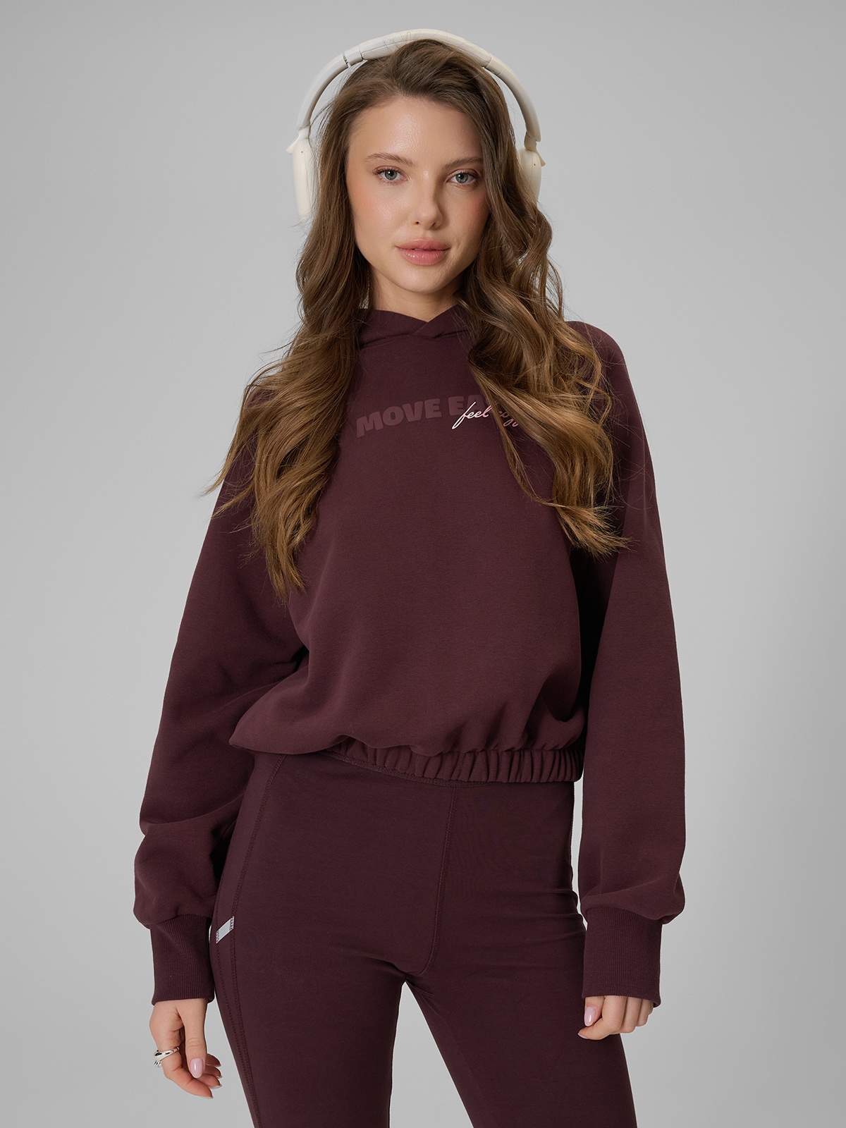 Regular sportinis džemperis su gobtuvu moteriškas - rudas