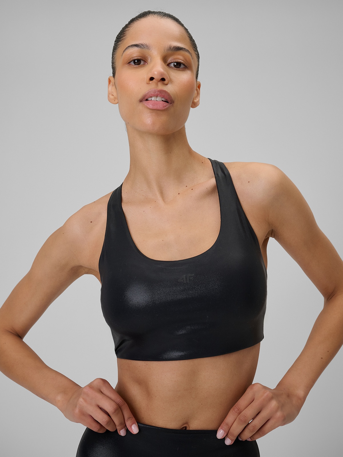 Moteriška liemenėlė jogai su maža parama - juoda