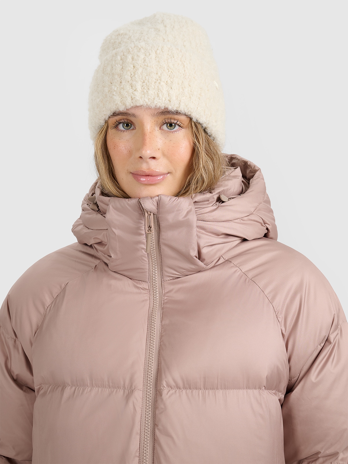 Moteriška žieminė kepurė - smėlio spalvos