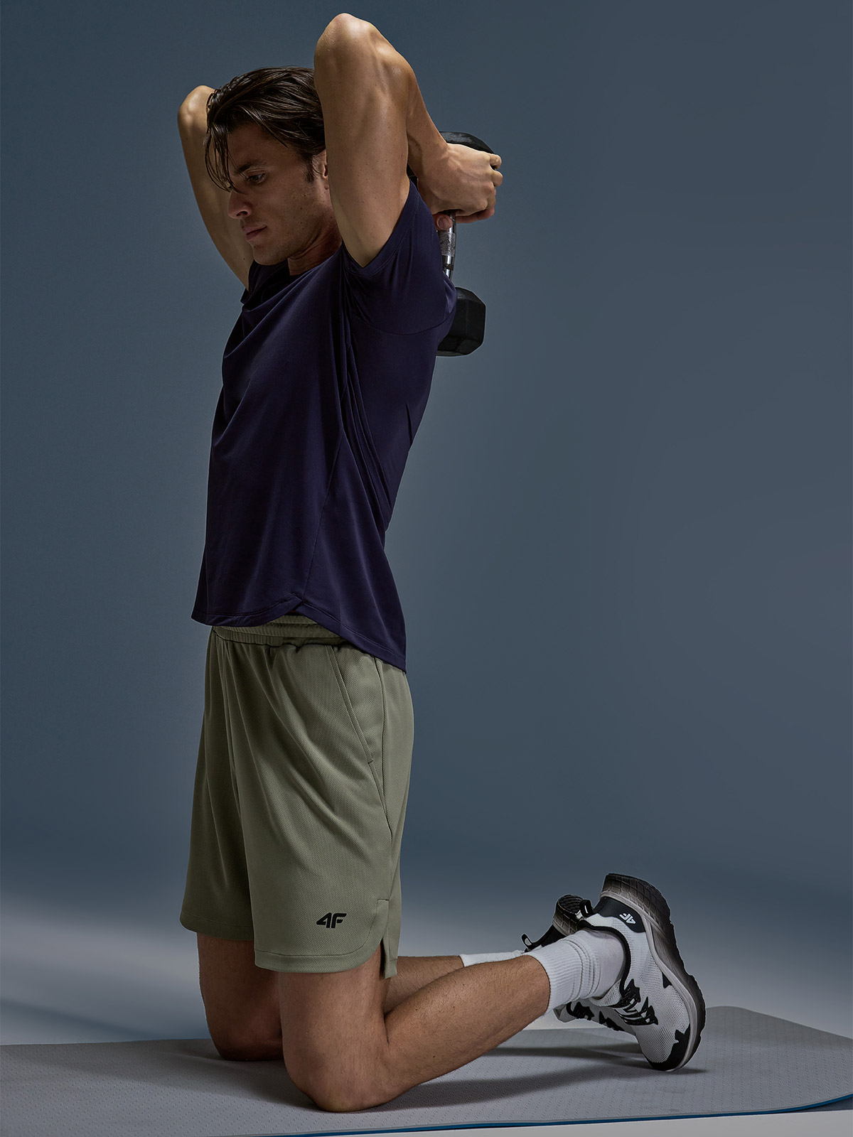 Vyriški greitai džiūstantys treniruočių šortai - alyvuogių/khaki spalvos