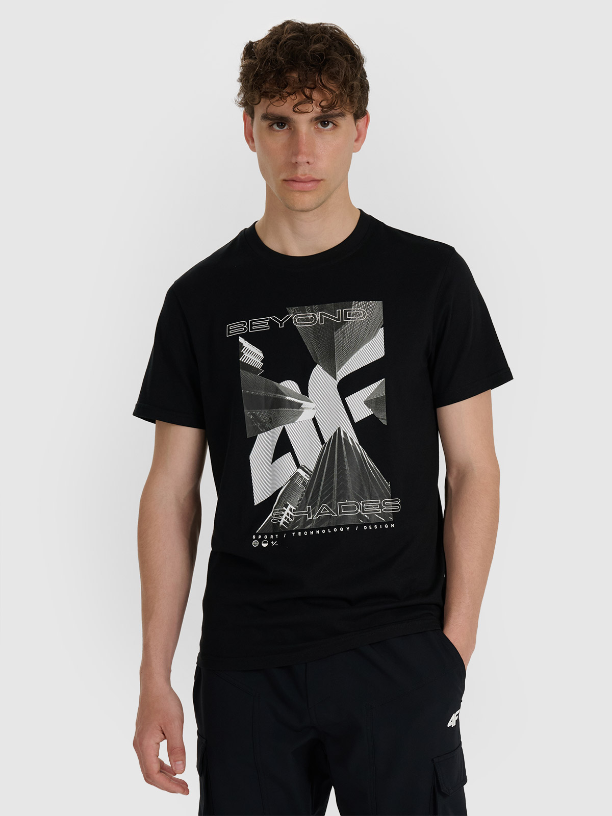 Vyriški T-shirt regular marškinėliai su spauda - juodi