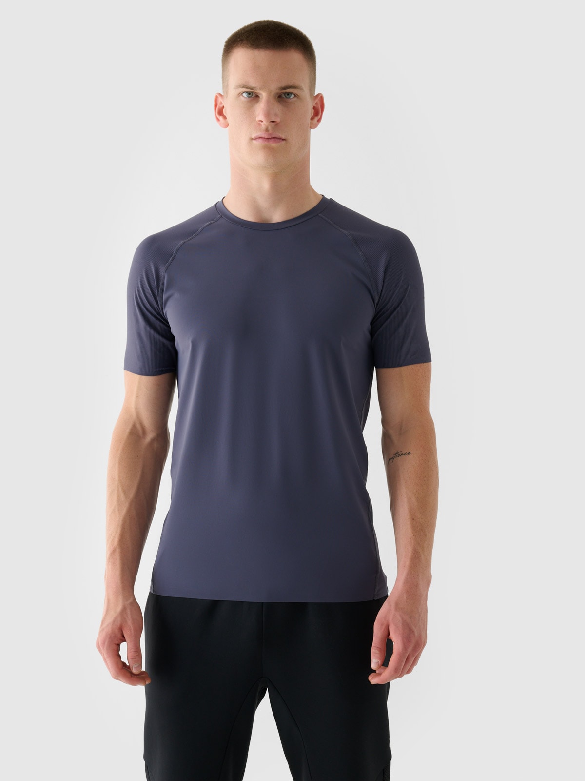 Vyriški greitai džiūstantys treniruočių marškinėliai 4F x Robert Lewandowski - pilki