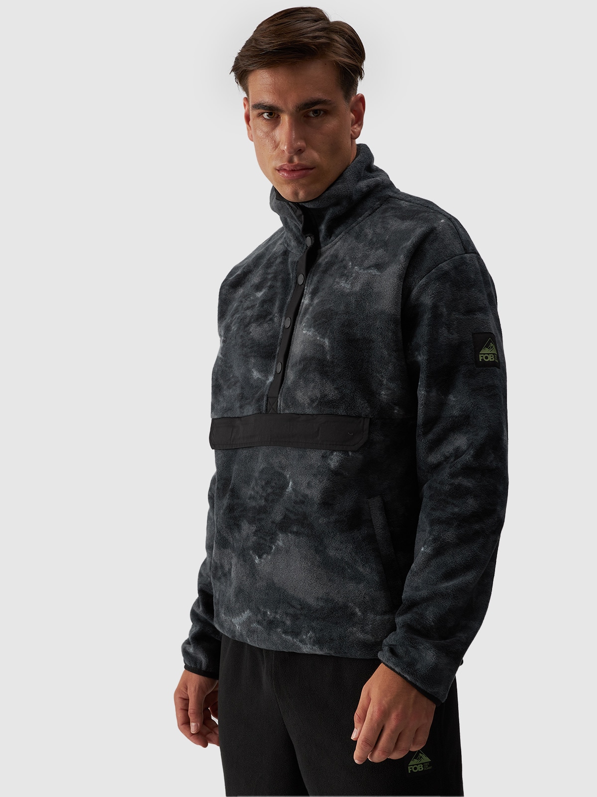 Vyriškas oversize flisas su apykakle - daugiaspalvis