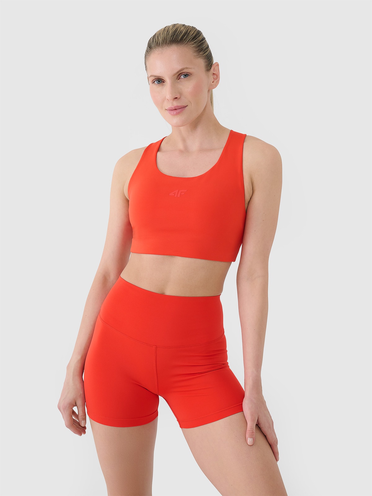 Moteriška treniruočių liemenėlė užtikrinanti mažą paramą - raudona