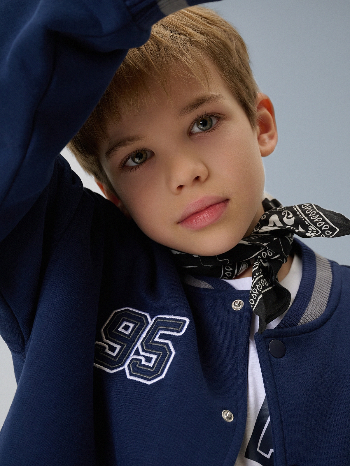 **Beisbolo bomber tipo džemperis berniukams - tamsiai mėlynas