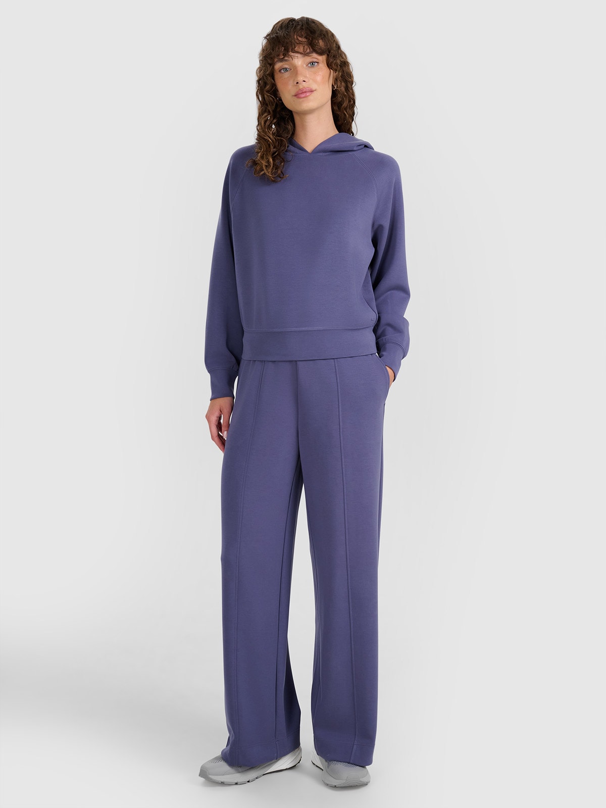 Moteriškos sportinės kelnės su plačiomis klešnėmis ir modaliu - tamsiai mėlynos