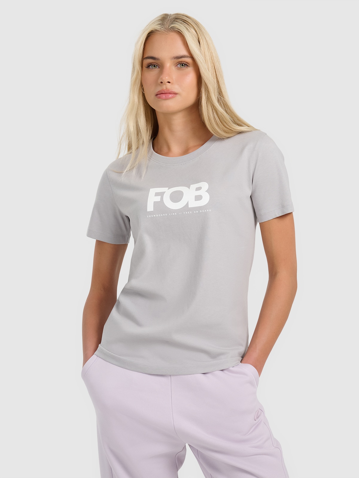 Moteriški T-shirt regular marškinėliai su spauda - pilki