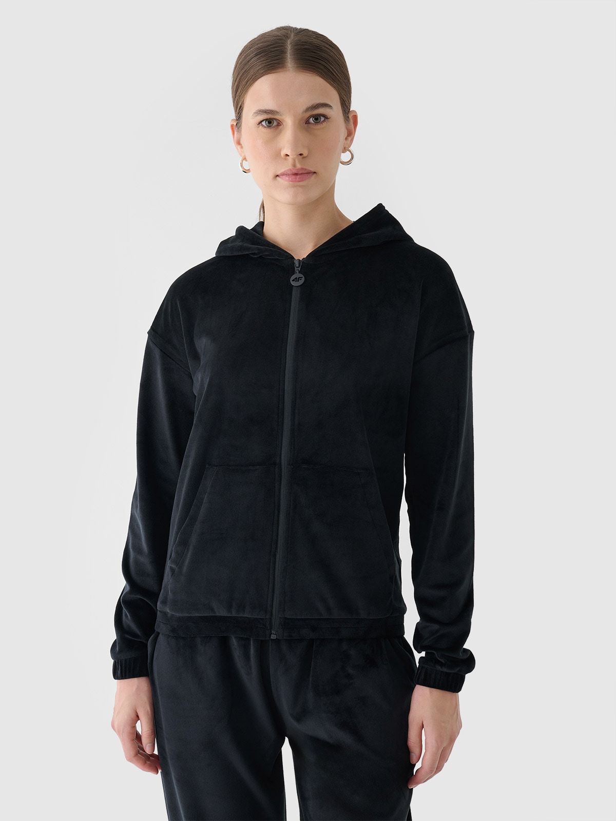 Moteriškas sportinis veliūro atsegamas džemperis su gobtuvu - juodas