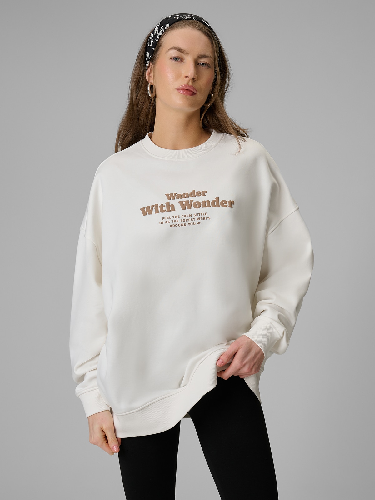 Oversize sportinė džemperis be gobtuvo moterims - balta