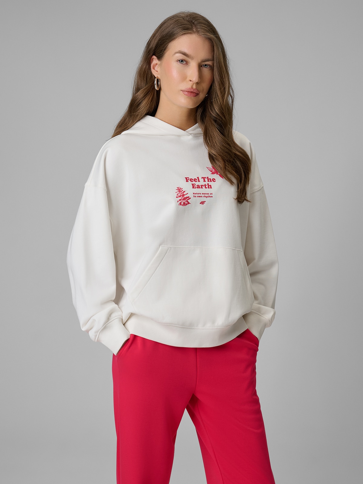 Laisvas sportinis džemperis su gobtuvu moteriškas - baltas