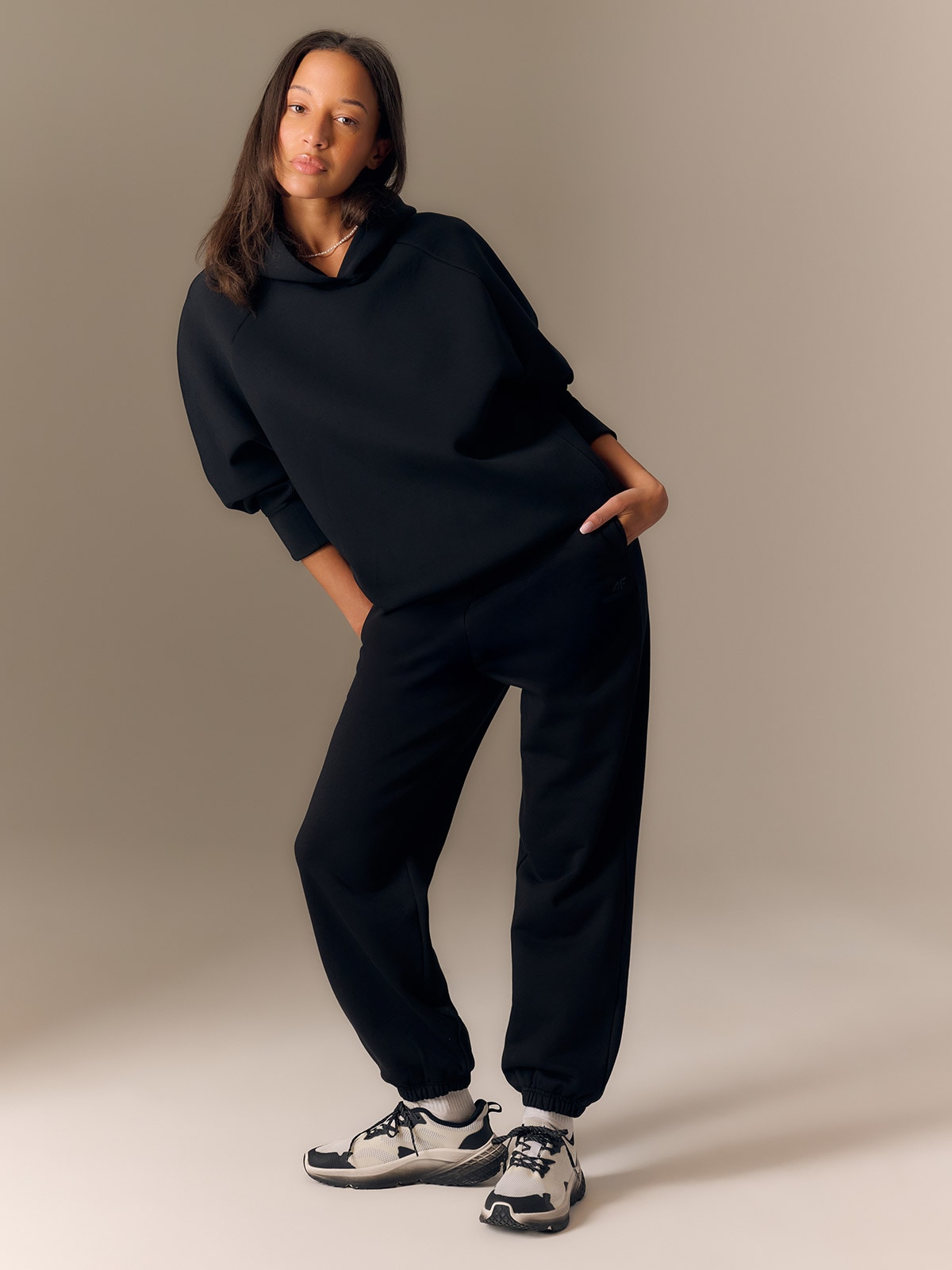 Laisvas sportinis džemperis su gobtuvu moterims - juodas