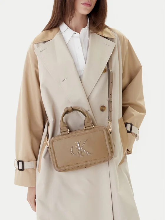 Calvin Klein Rankinė Calvin Klein Bold Ck Elongated Mini Tote LV04F3411G Smėlio