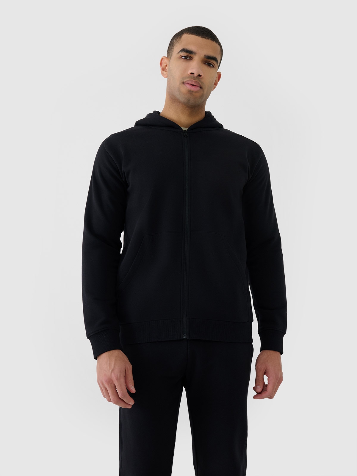 Vyriškas sportinis atsegamas džemperis su gobtuvu - juodas