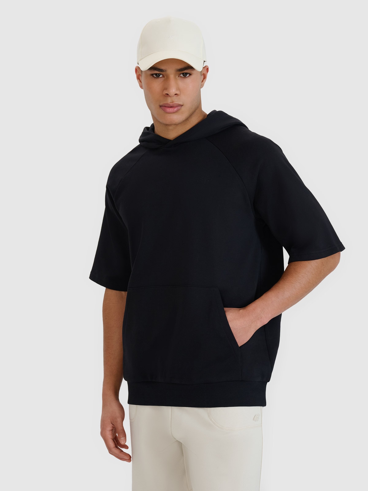 Vyriškas sportinis džemperis su trumpomis rankovėmis ir gobtuvu - juodas