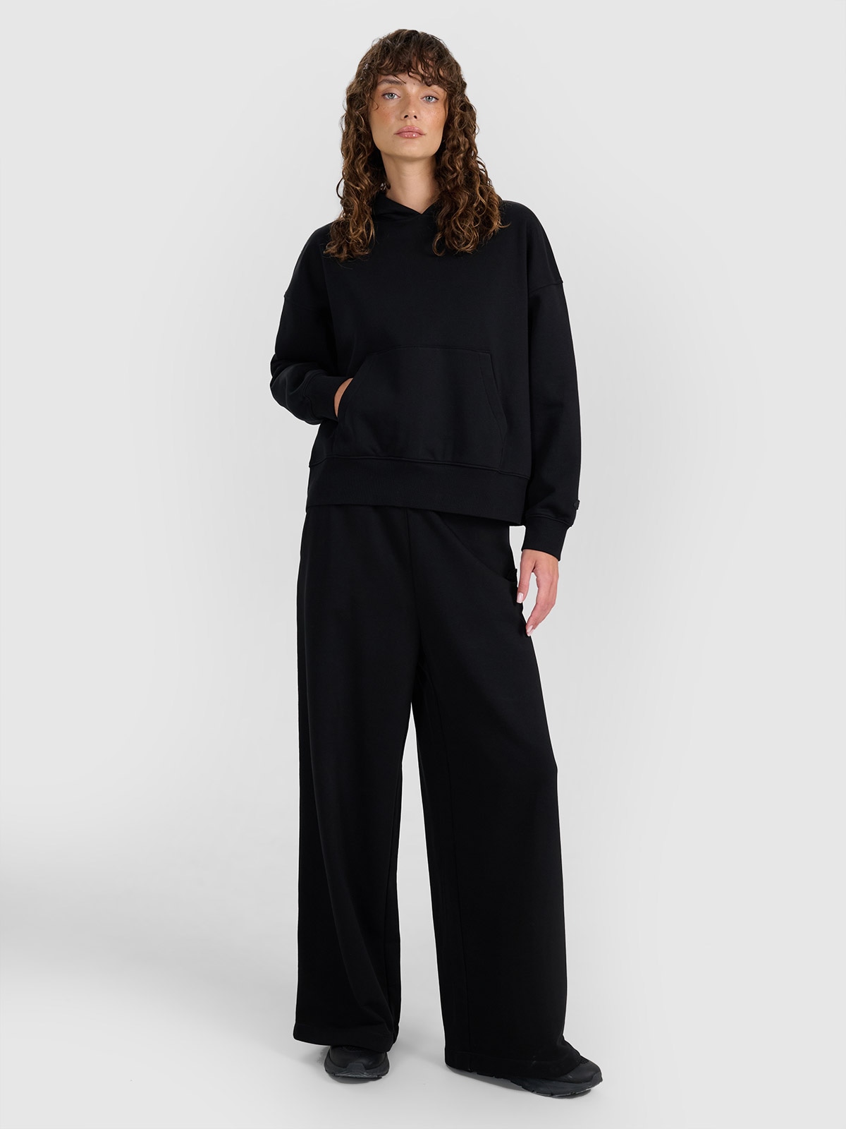 Moteriškos sportinės kelnės su plačiomis klešnėmis - juodos