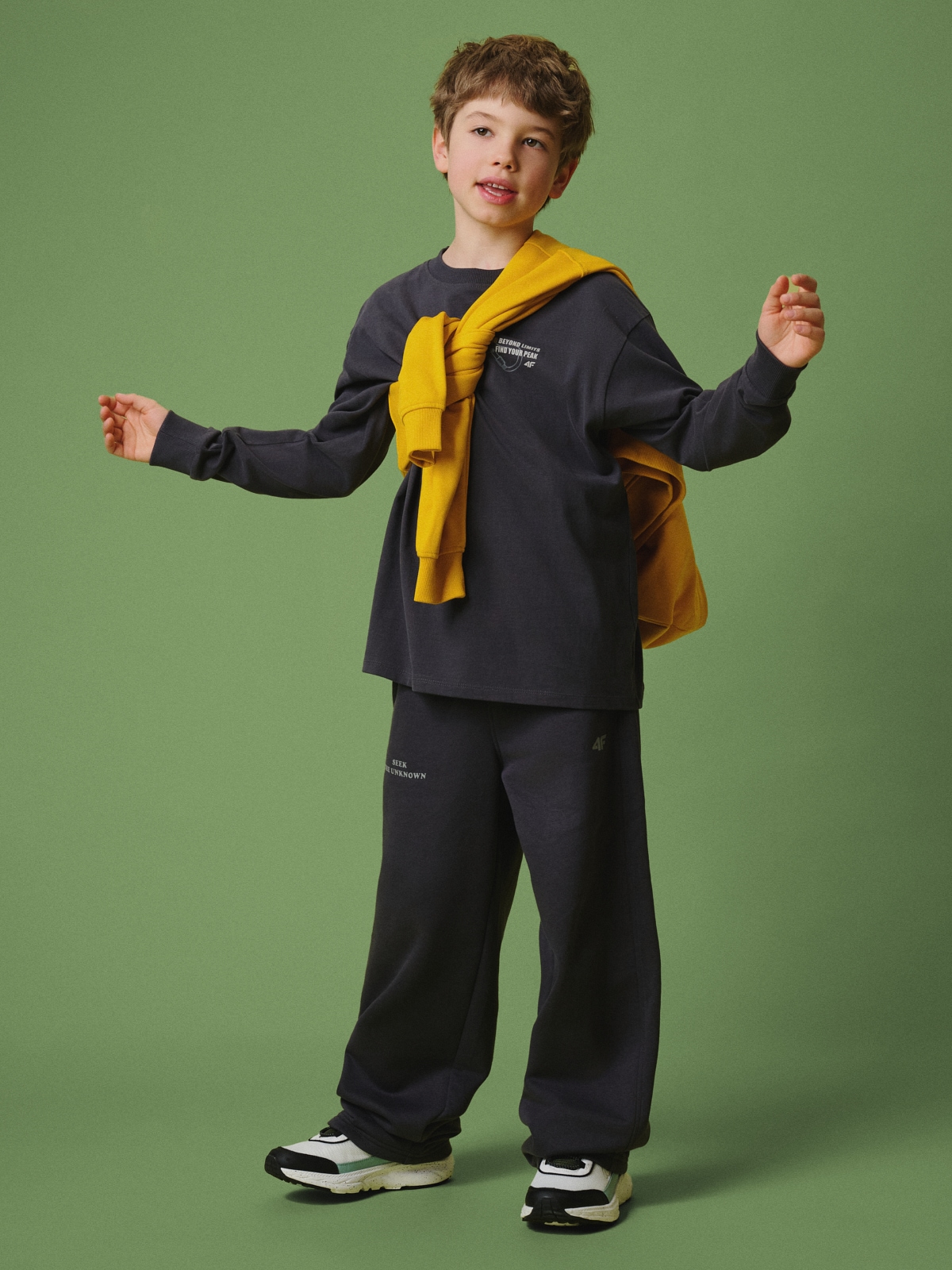 Berniukiškas loose ilgarankovis su spauda - pilkas