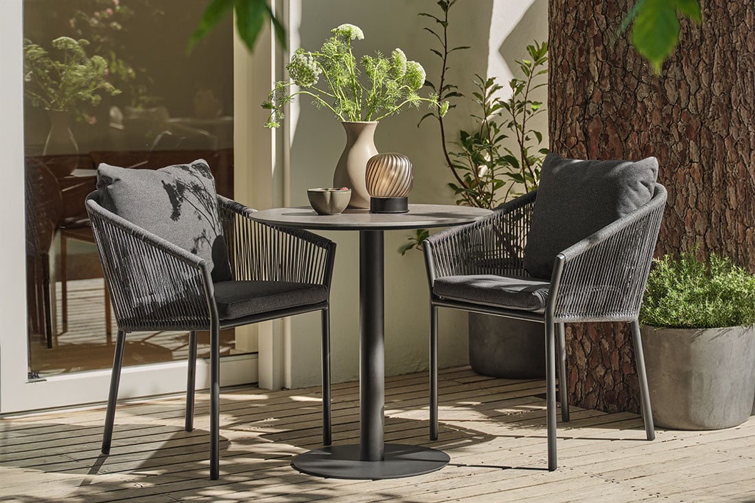 Sodo baldų komplektas VAMDRUP+BRAVA su vandeniui atspariomis pagalvėlėmis