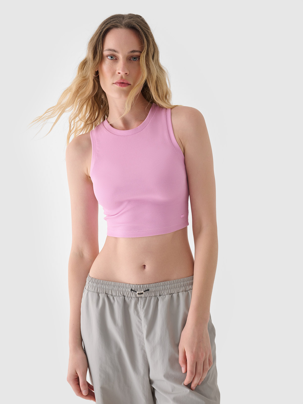 Moteriški crop top slim marškinėliai - pudra rožinė spalva