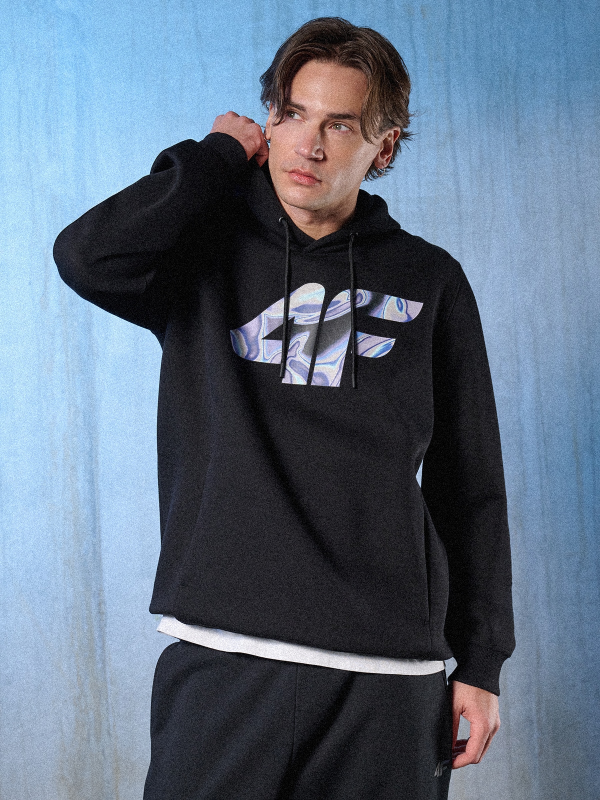 Reguliari sportinė džemperis su gobtuvu vyrams - juoda