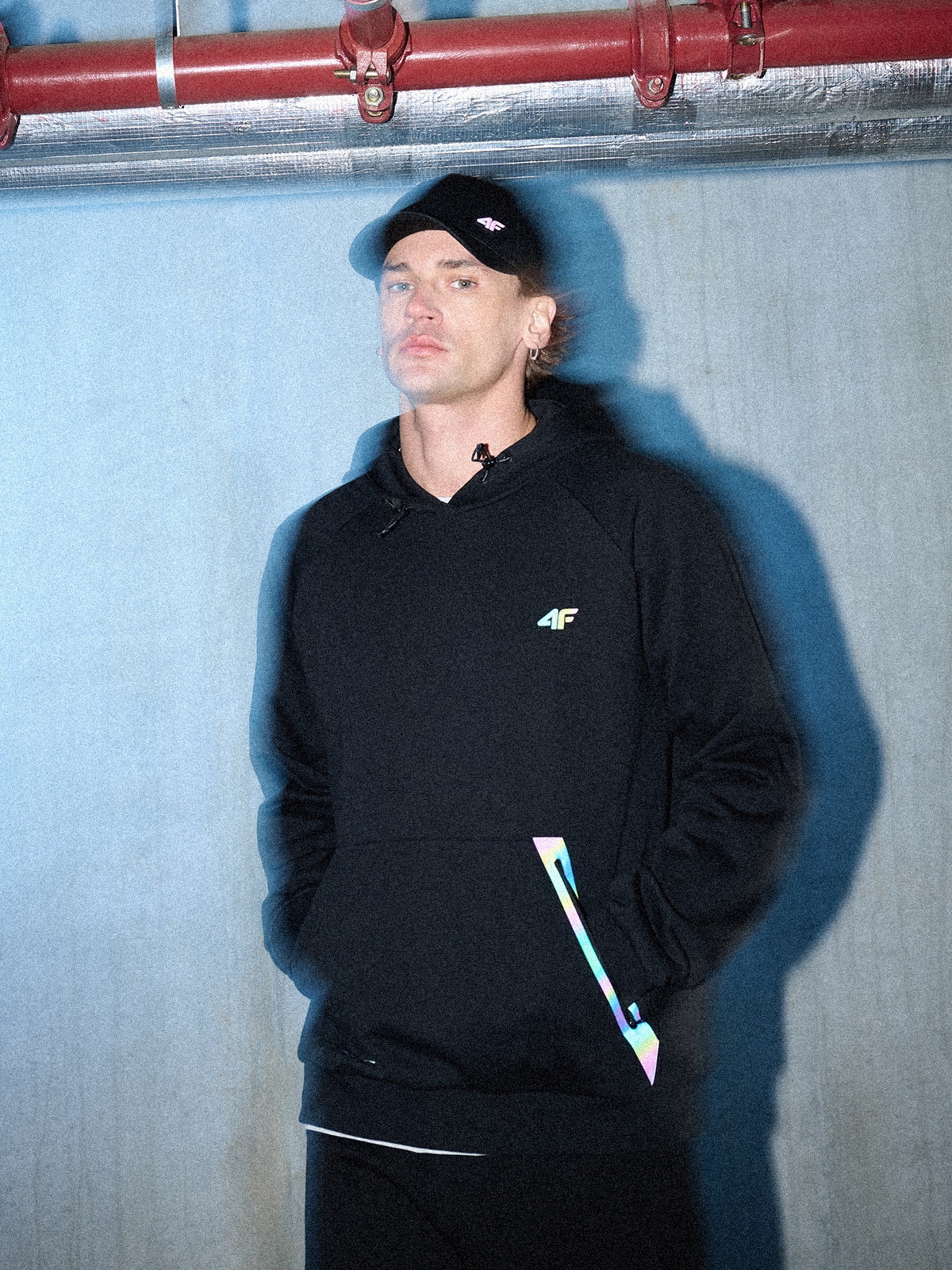 Sportinis džemperis regular su gobtuvu vyriškas - juodas