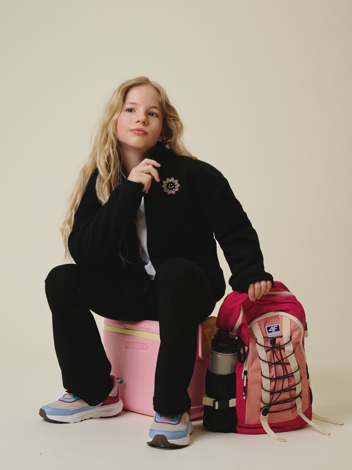 Mergaitiškas oversize poliarinis džemperis be gobtuvo - juodas