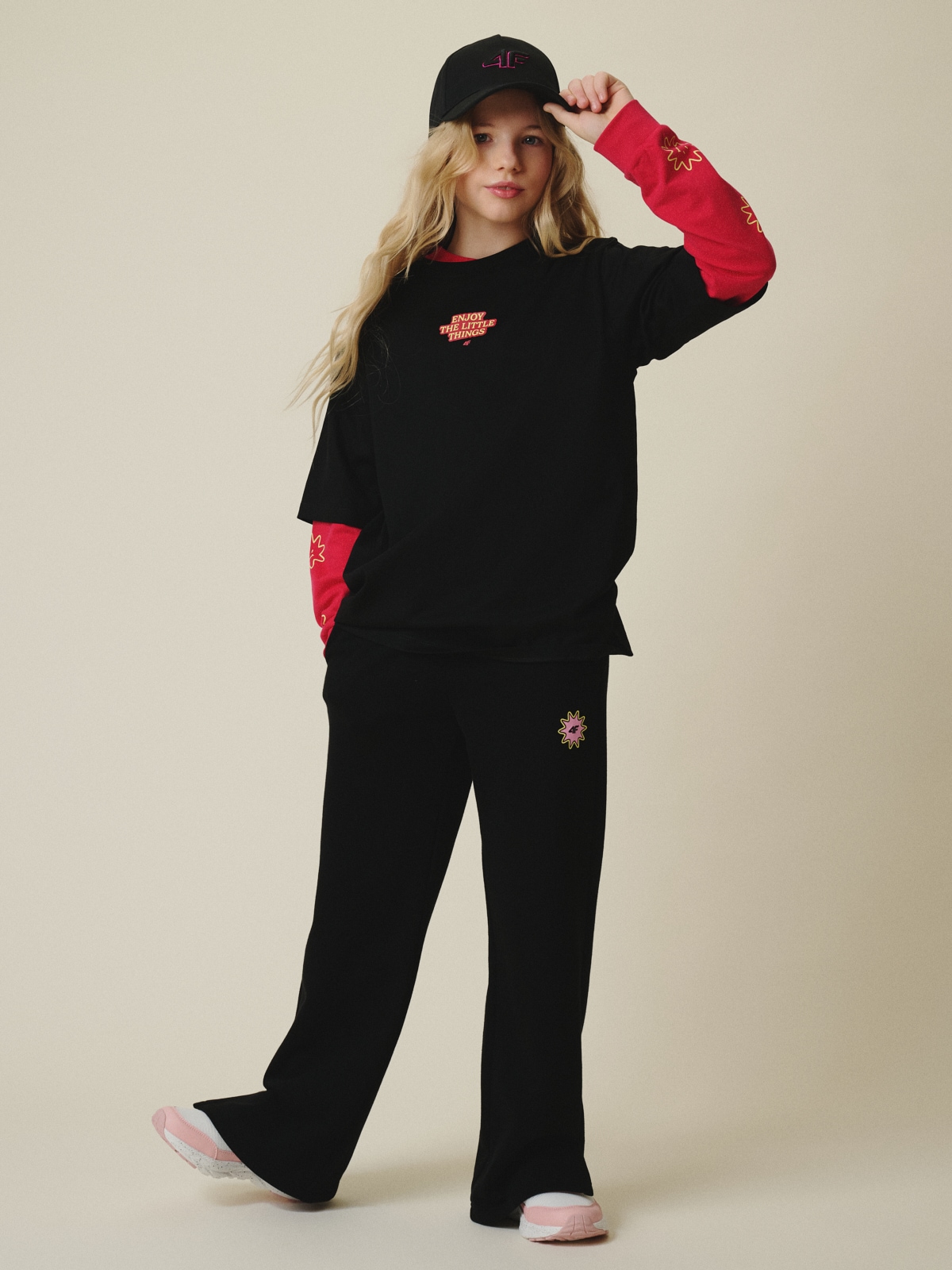 Mergaitiškos sportinės kelnės su plačiomis klešnėmis - juodos