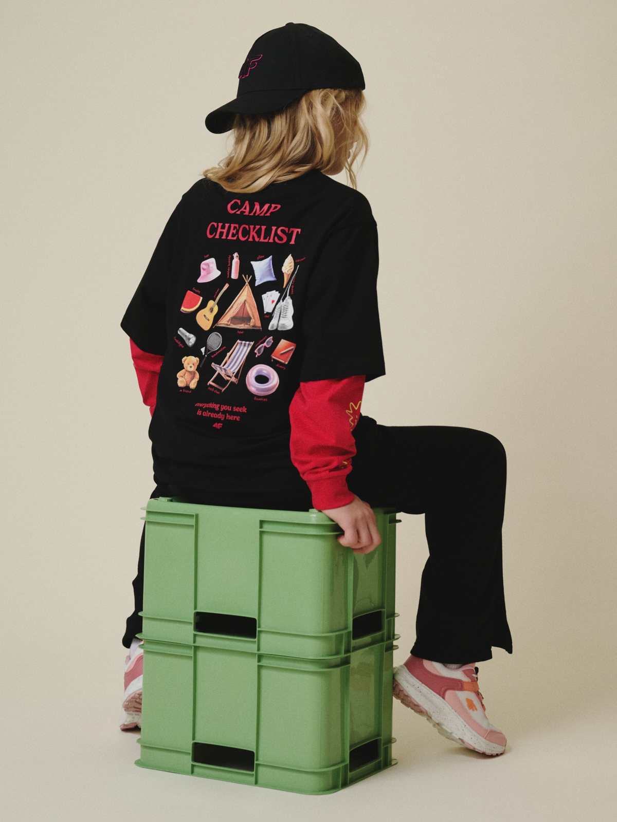 T-shirt loose su spauda mergaitėms - juodas