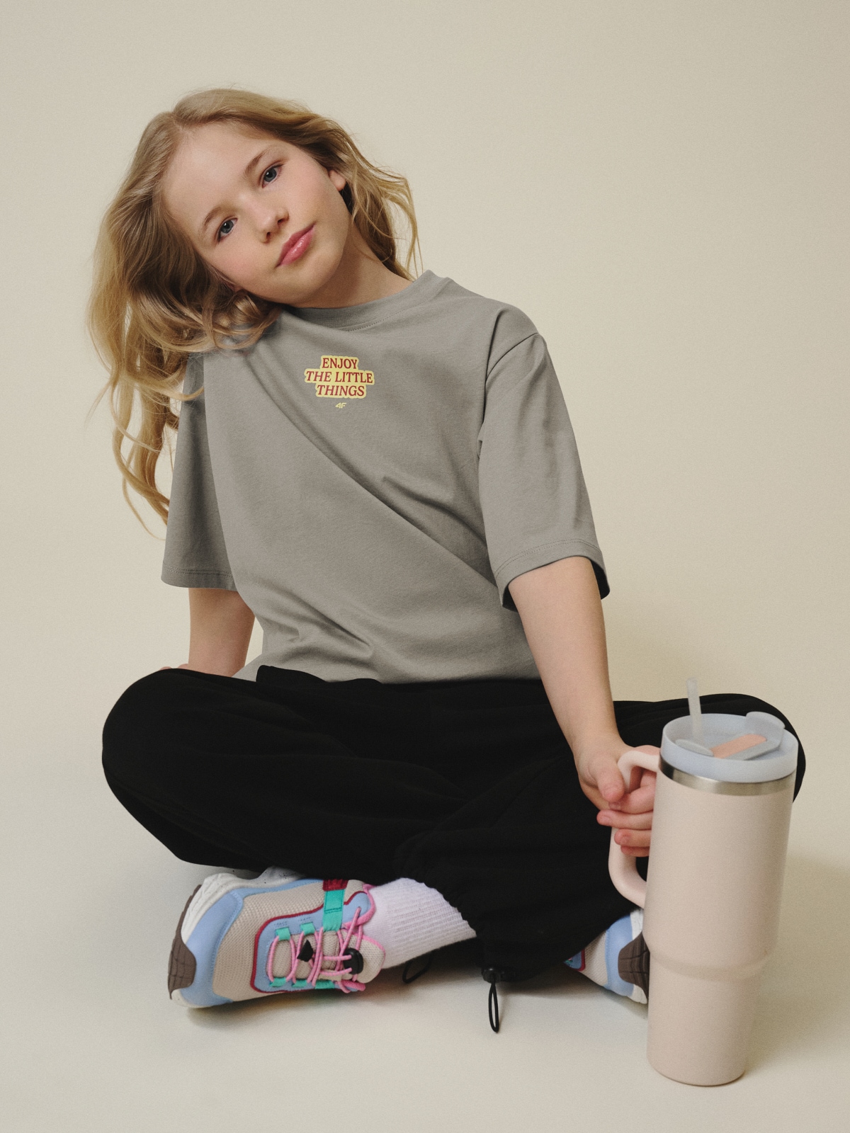 T-shirt loose su spauda mergaitėms - smėlio