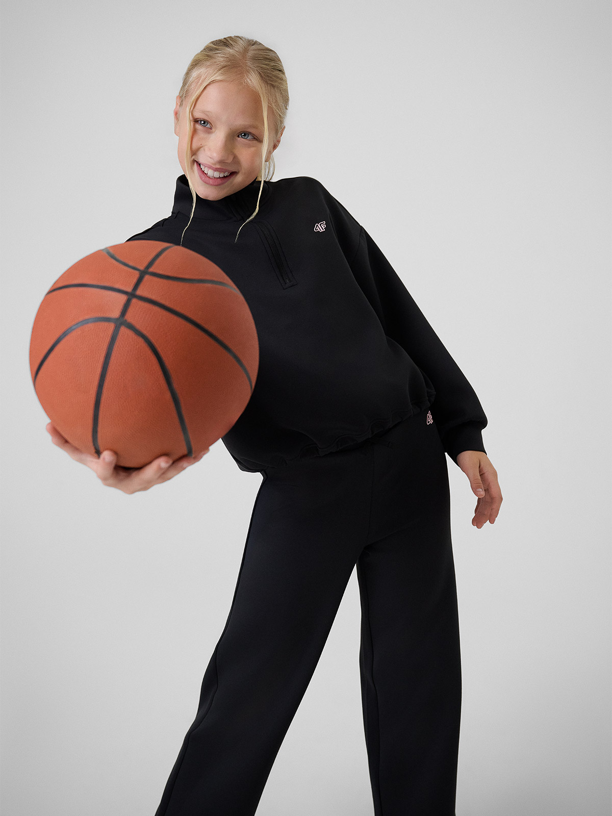 Sportinis regular džemperis be gobtuvo mergaitėms - juodas