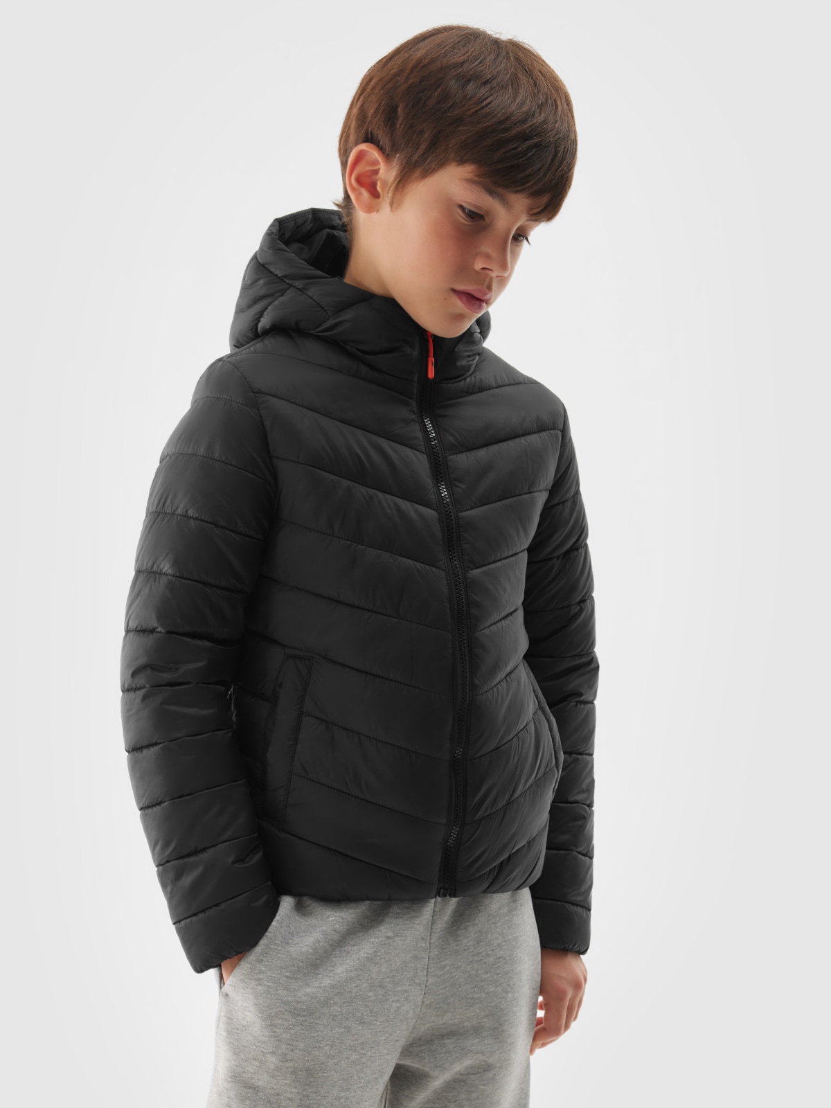 Striukė su sintetinių pūkų kamšalu berniukams - juoda