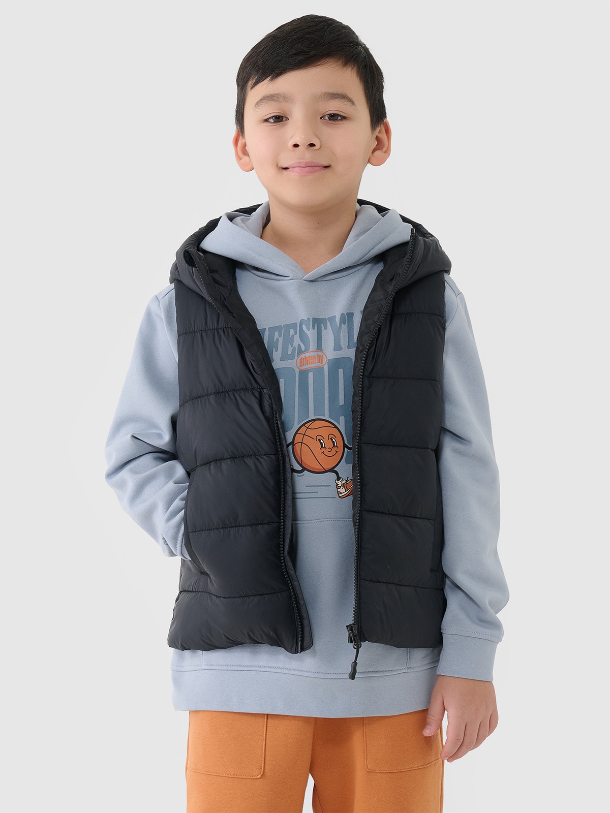 Berankovė striukė su sintetinių pūkų kamšalu berniukams - juoda