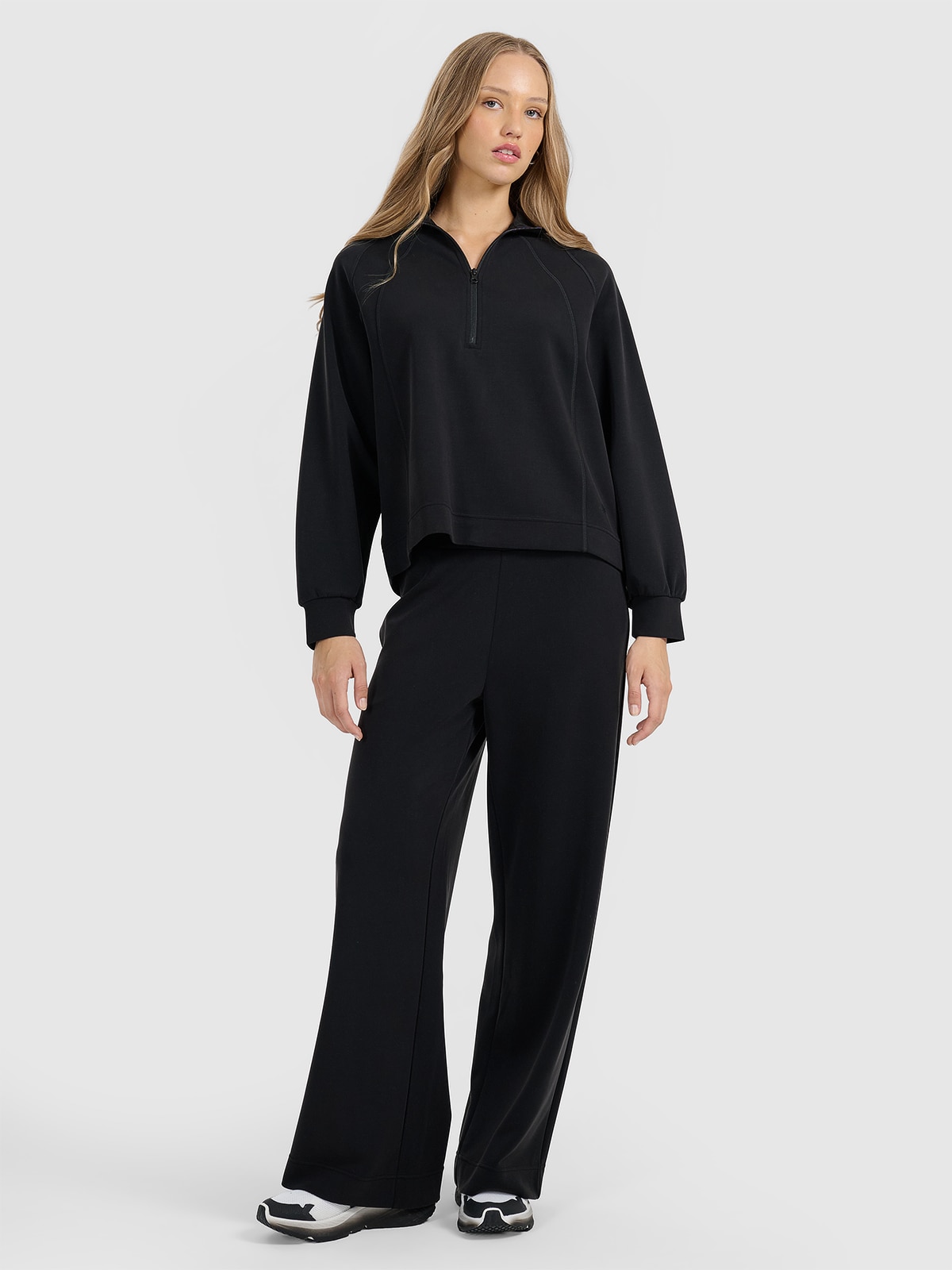 Moteriškos sportinės kelnės su plačiomis klešnėmis su modaliu - juodos