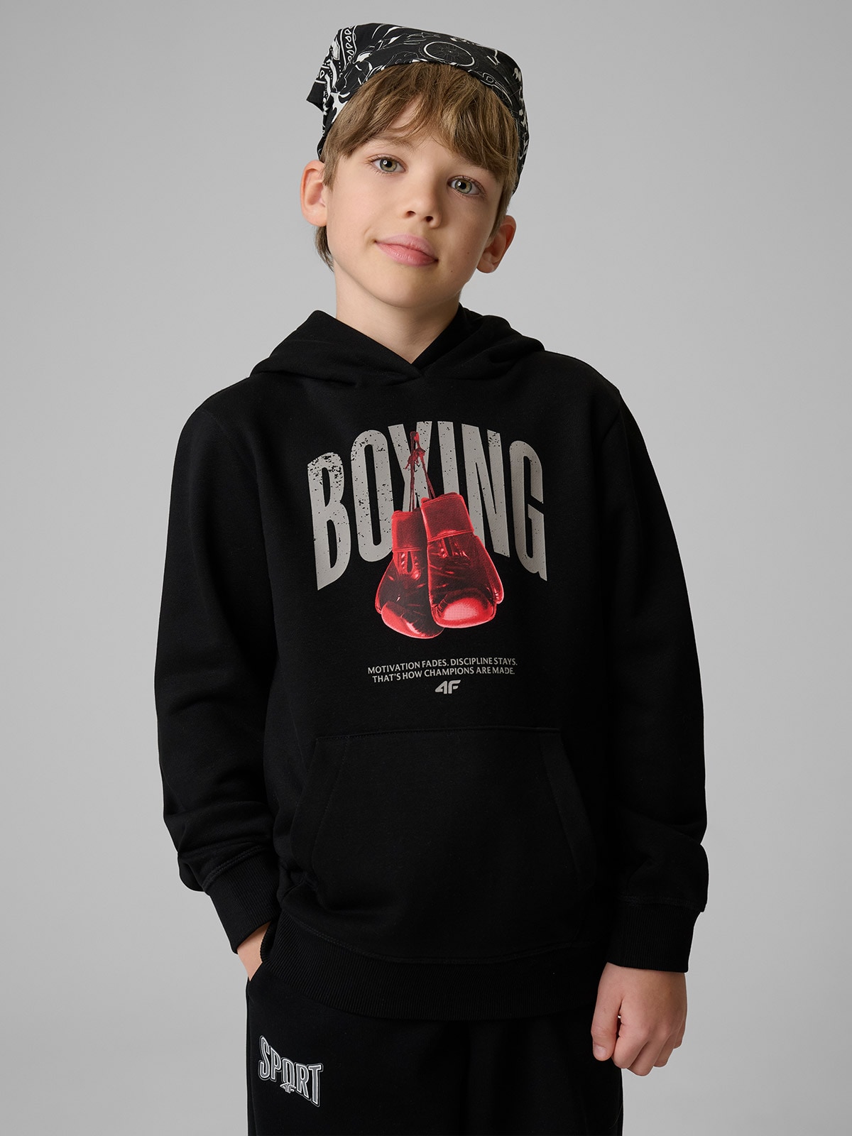 Regular sportinis džemperis su gobtuvu berniukams - juodas