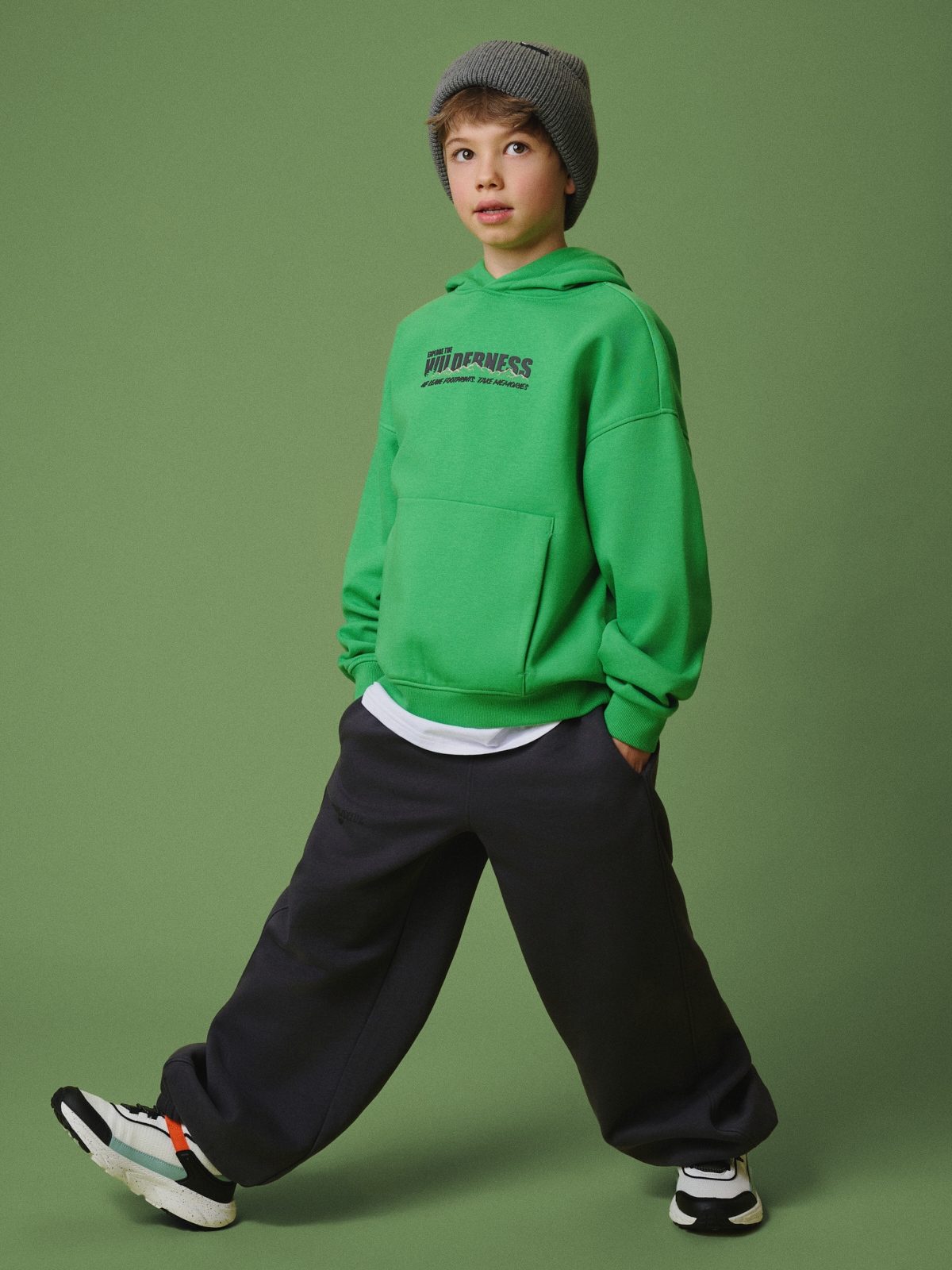 Sportinis loose džemperis su gobtuvu berniukams - žalias