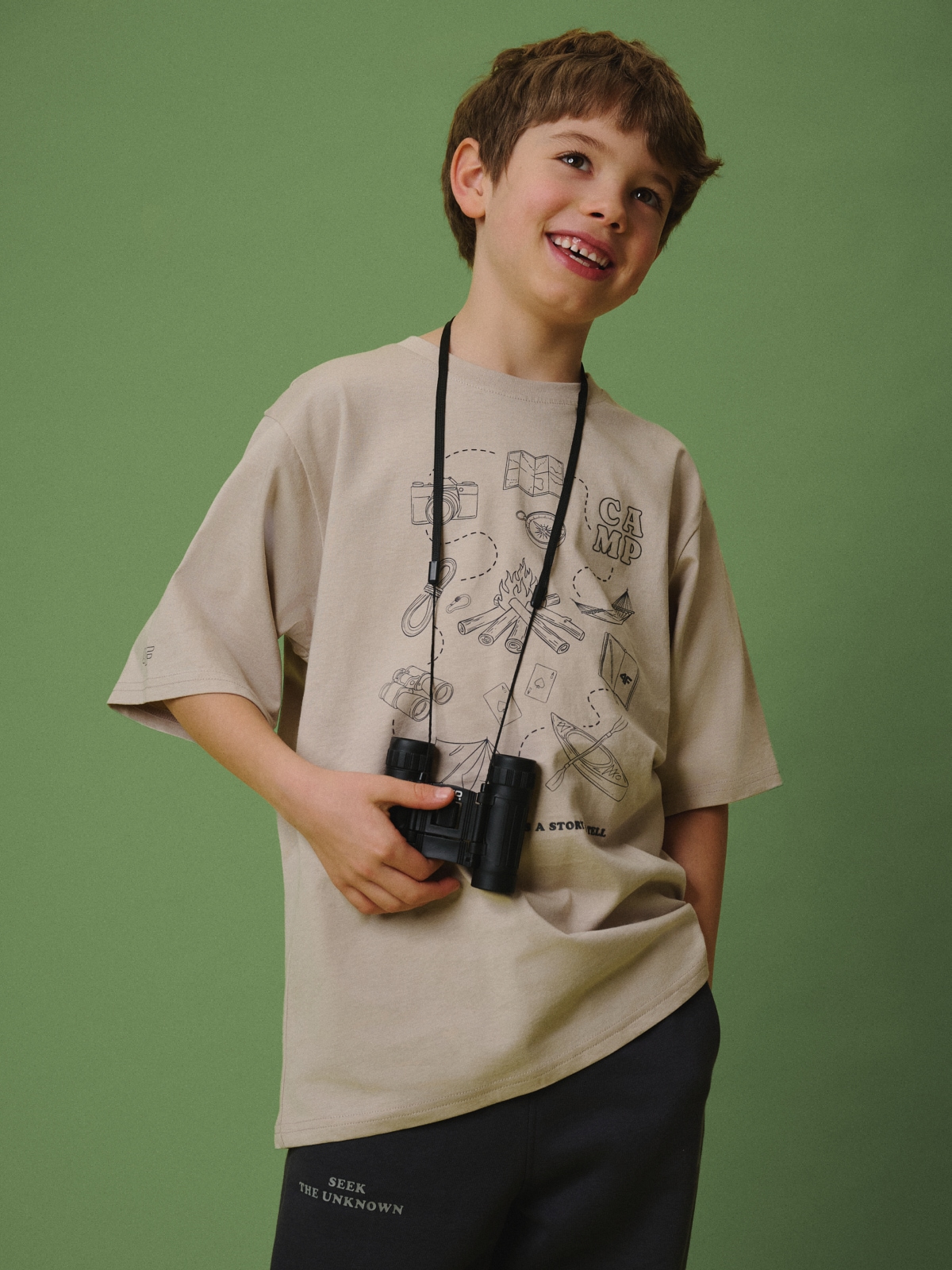 T-shirt loose su spauda berniukiškas - smėlio