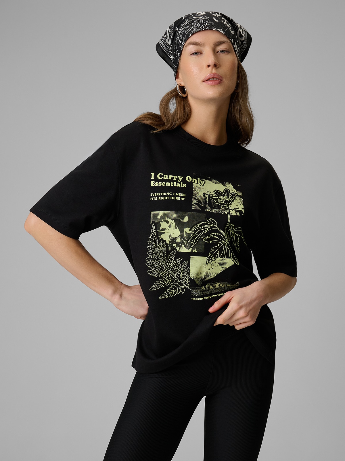 T-shirt loose su spauda moterims - juodas