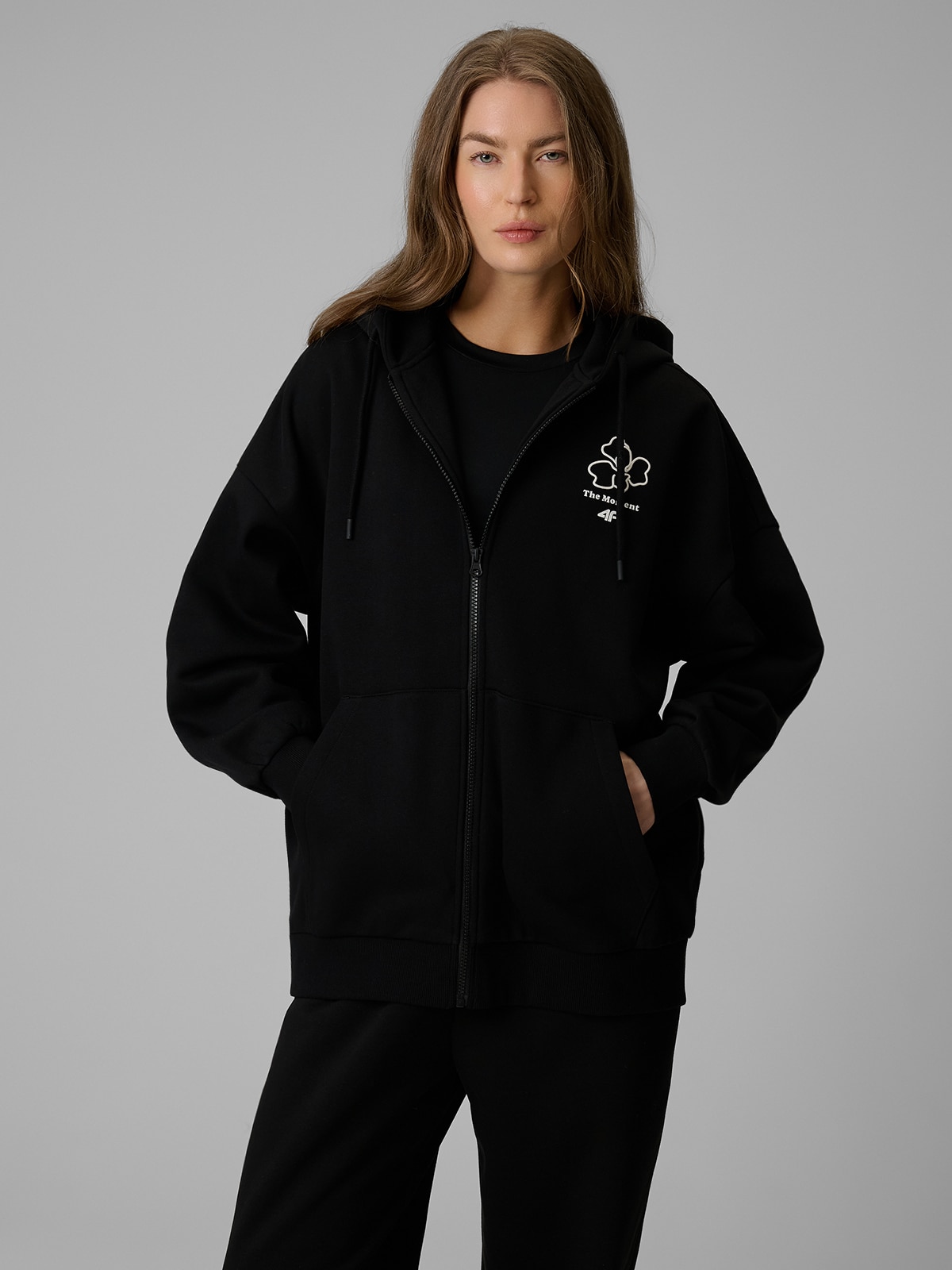 Moteriškas sportinis loose džemperis su gobtuvu - juodas